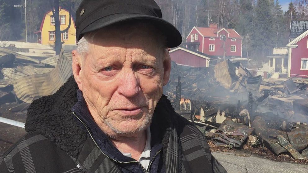 Torsten Pettersson med svart keps står framför den avspärrade brandplatsen.
