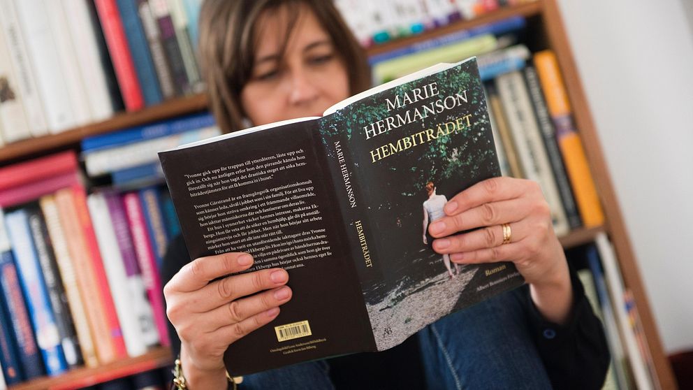 Kvinna läser bok.