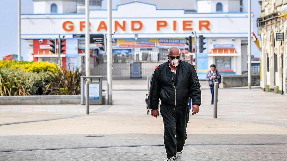 En man vid berömda Grand Pier i Weston-Super-Mare i England.