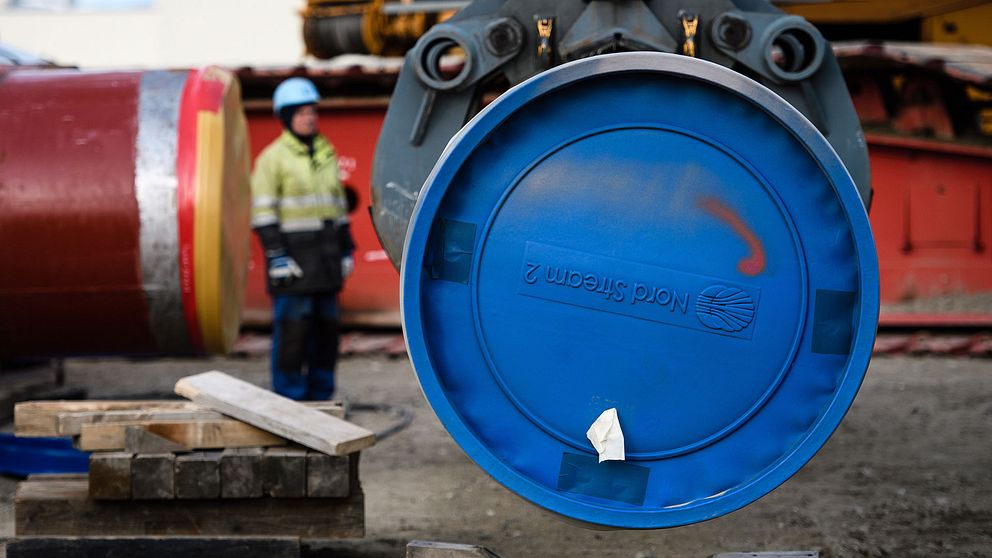 Arbetet med att bygga naturgasledningen Nord Stream 2 mellan Ryssland och Tyskland stoppades på grund av amerikanska sanktioner.