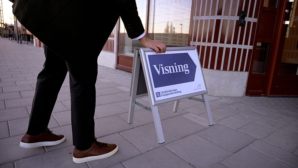 Mäklaren Beata Thorslund visar en lägenhet på Årsta skogsväg. Bostadspriserna är nu på väg ned. Arkivbild.
