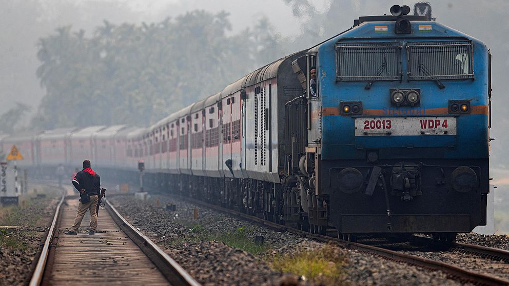 Ett indiskt tåg dödade 14 migrantarbetare som somnat på tågspåret på väg hem till sin hemby.