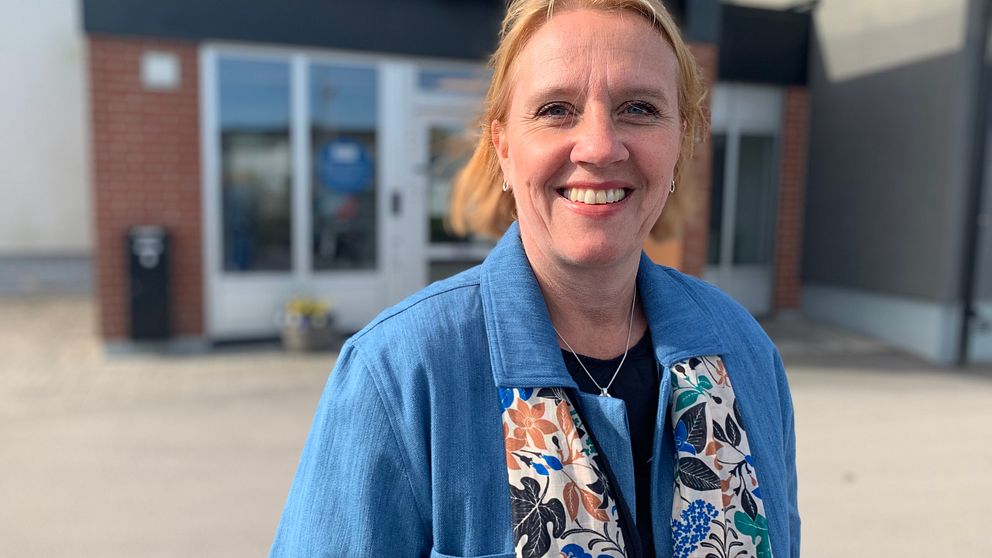 Jessika Lundgren i förgrunden framför HSB:s kontor i Karlstad.