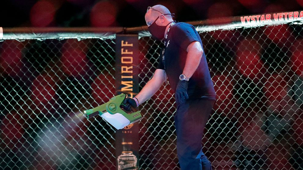 Oktogonen rengörs mellan nattens UFC-matcher i Jacksonville, Florida.