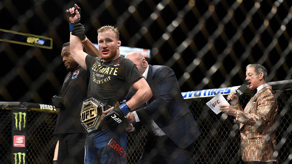 Amerikanen Justin Gaethje firar efter att ha vunnit UFC:s interimtitel i lättvikt.