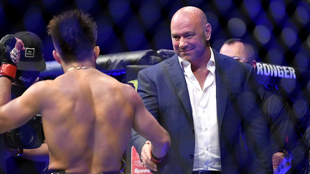 UFC:s president Dana White gratulerar Henry Cejudo, mästare i bantamvikt.