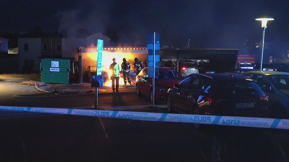 Räddningstjänsten släcker en brand i ett garage.