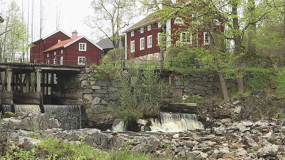 Kvarndamm, forsande vatten, röda hus.