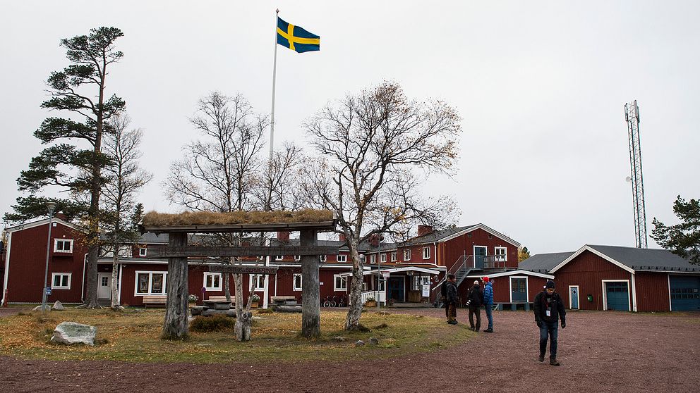 Röda hus med vita knutar står bredvid varandra.