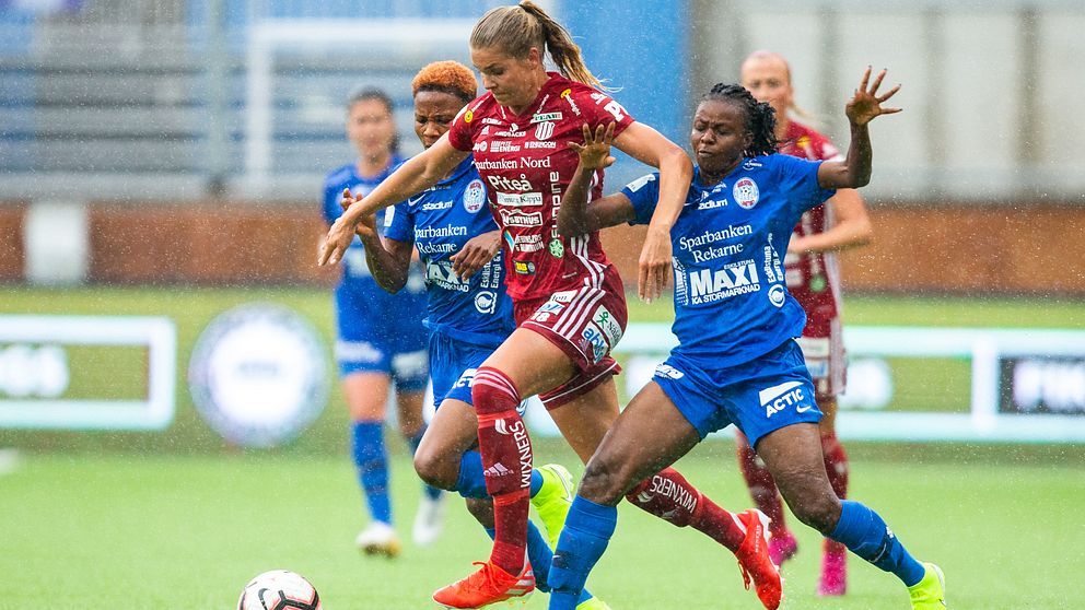 Piteås Nina Jakobsson i närkamp med Eskilstunas Sonia Okobi under säsongen 2019.