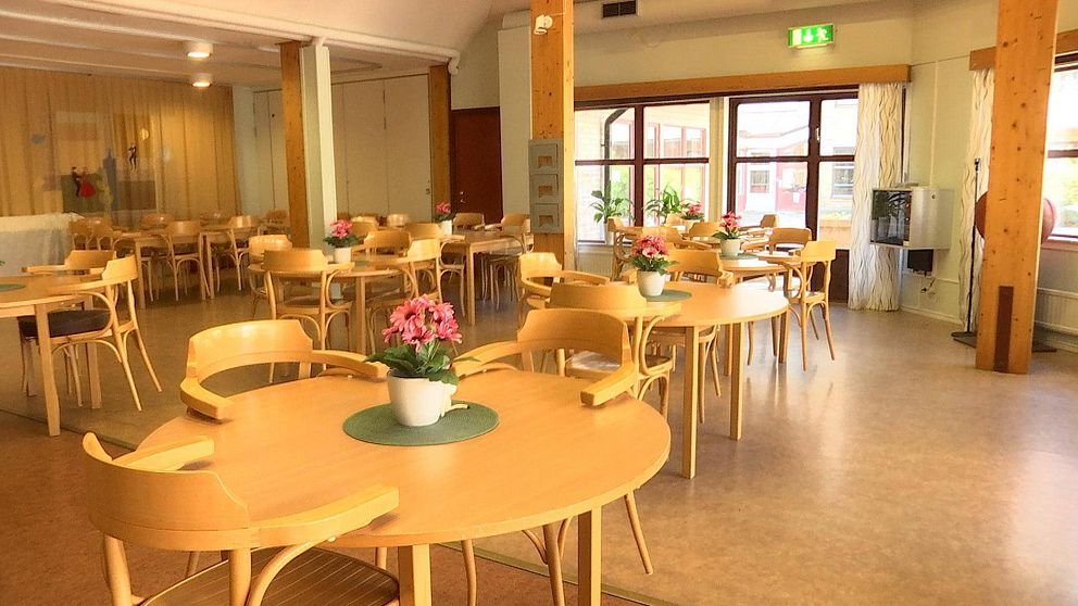 Tomma bord i matsalen på kollektivet Stolplyckan