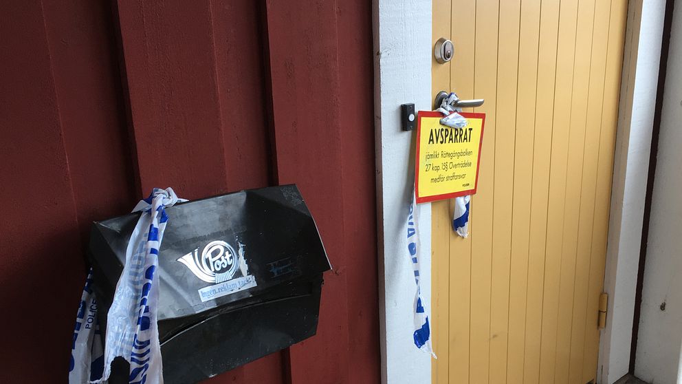 Lägenhetsdörr med polisavspärrning