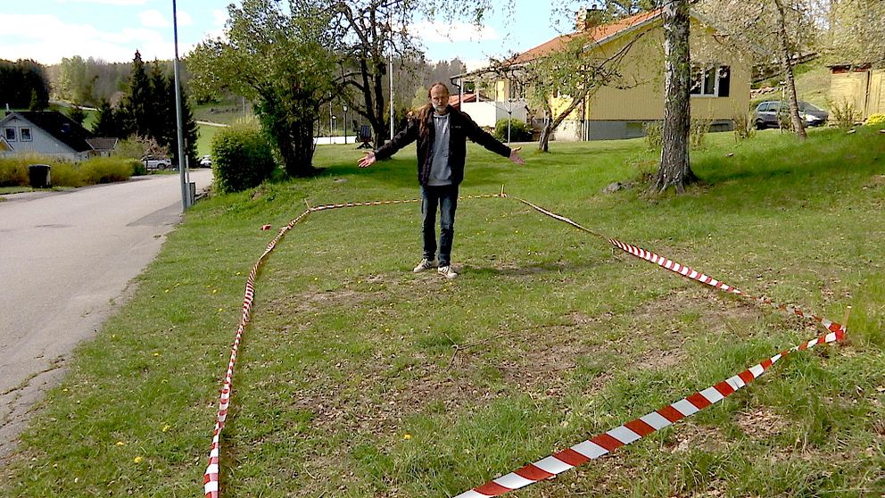 reportern Carl Bruno Tersmeden visar tomt i Forsaström