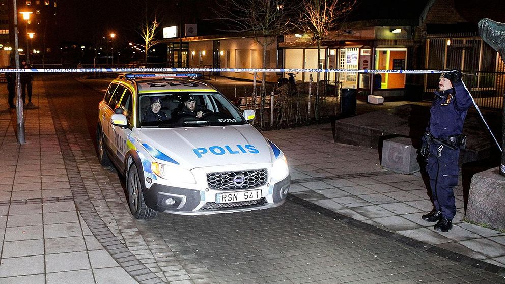 Polisbil och avspärrningar vid Söderkulla torg i Malmö