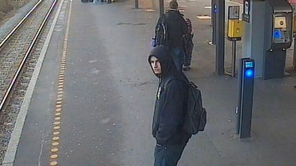 Övervakningsbild från Ny Ellebjerg Station strax före Omar Abdel Hamid El-Hussein knivskar 19-åringen 2013.