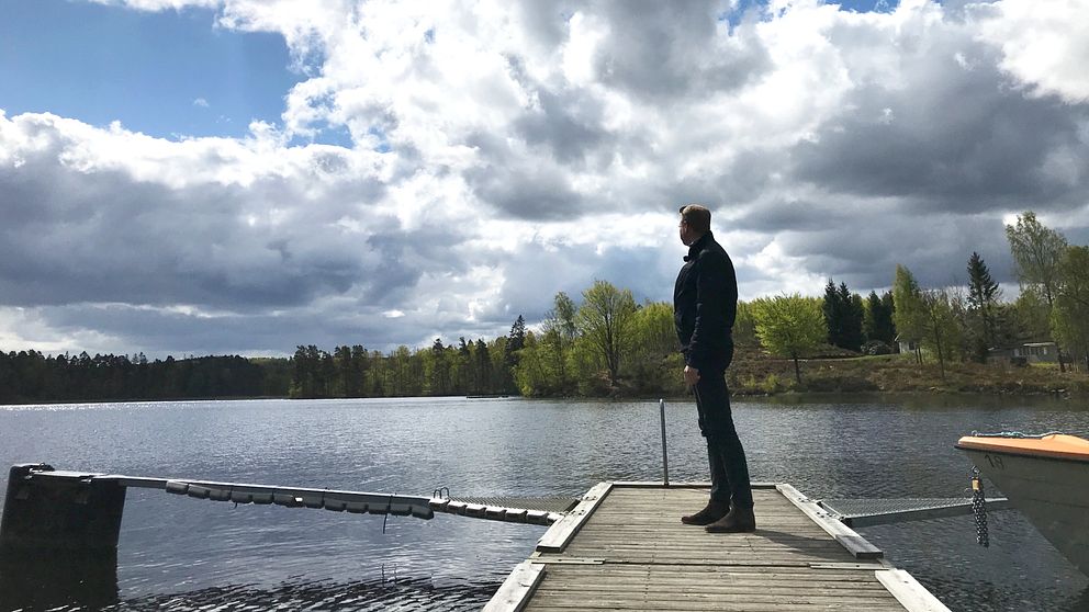 Krister Persson, näringslivs- och turistchef Örkeljunga kommun står på en brygga och tittar ut över en insjö.