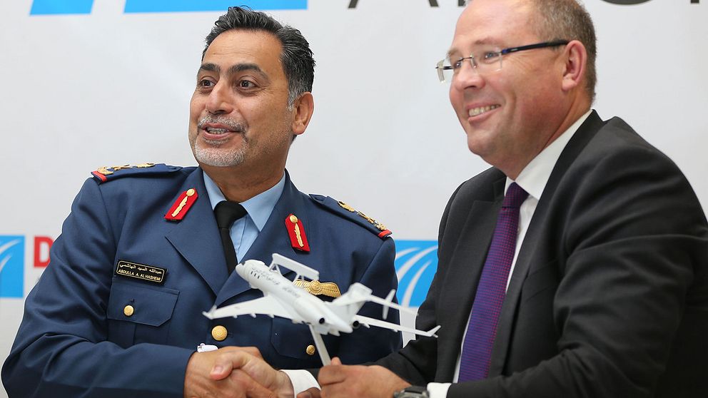 General Abdullah Al Hashimi, Förenade Arabemiraten, och Saabs dåvarande vd Håkan Buskhe efter första beställningen av övervakningsflygplanet Global Eye den 9 november 2019.