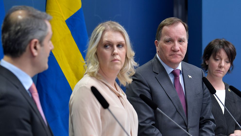 Fr.v näringsminister Ibrahim Baylan, socialminister Lena Hallengren, statsminister Stefan Löfven och ministern för högre utbildning och forskning Matilda Ernkrans håller pressträff i regeringskansliet angående tillgången på material inom sjukvården.