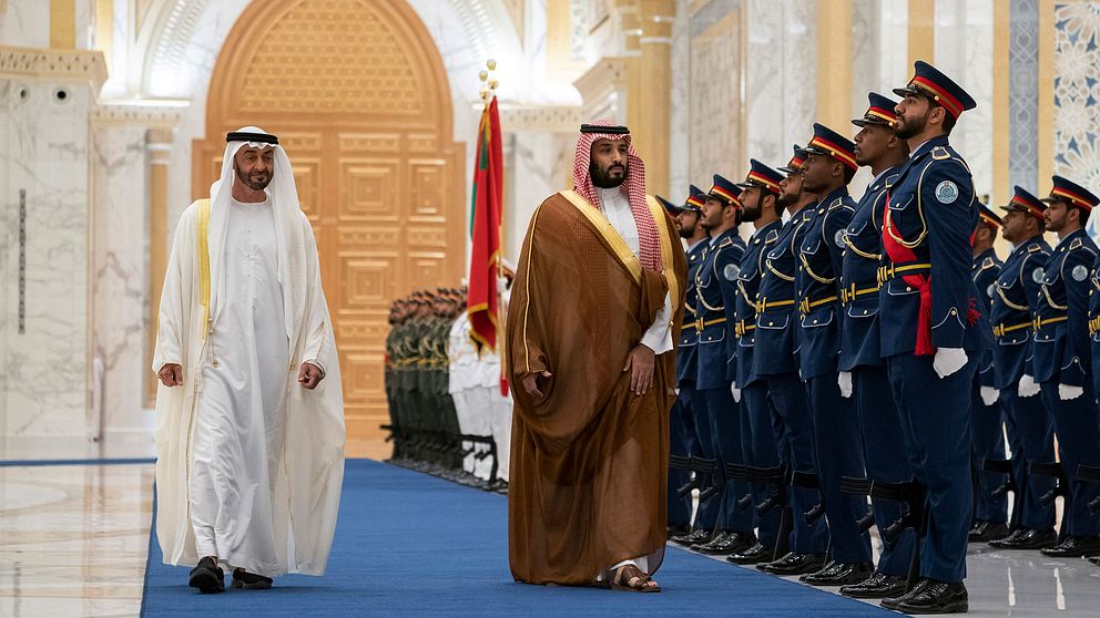 Abu Dhabis kronprins Mohammed bin Zayed Al Nahyan (vänster) och Saudi Arabiens kronprins Mohammed bin Salman (höger) när de möttes i Qasr Al Watan palatset i Förenade Arabemiraten för att diskutera kriget i Jemen 27 november 2019.