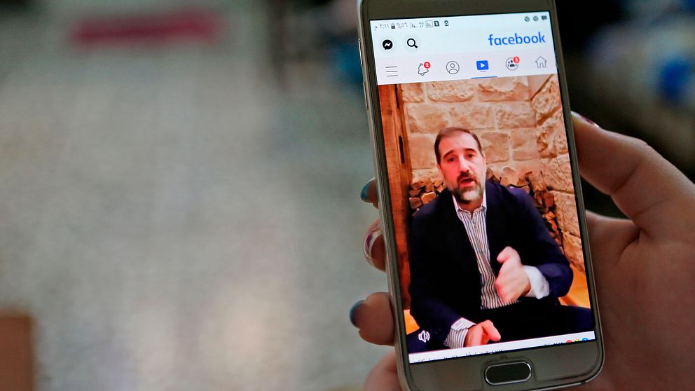 Mångmiljardären Rami Makhlouf, kusin till Syriens president Bashar al Assad, har ombetts lämna sin post som chef för telekomföretaget Syriatel. Nu har tillgångar som tillhör honom beslagtagits. Bilden visar en mobiltelefon där en video, som Rami Makhlouf har publicerat i sociala medier, spelas upp.