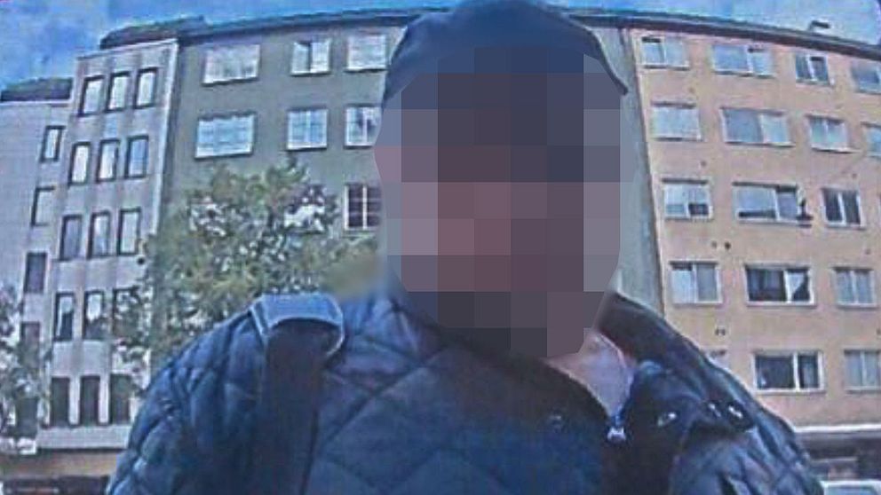 Bild från en bankomat i Stockholm när en av de misstänkta männen misslyckades med att försöka ta ut 600 kronor med den döde 70-åringens bankkort.