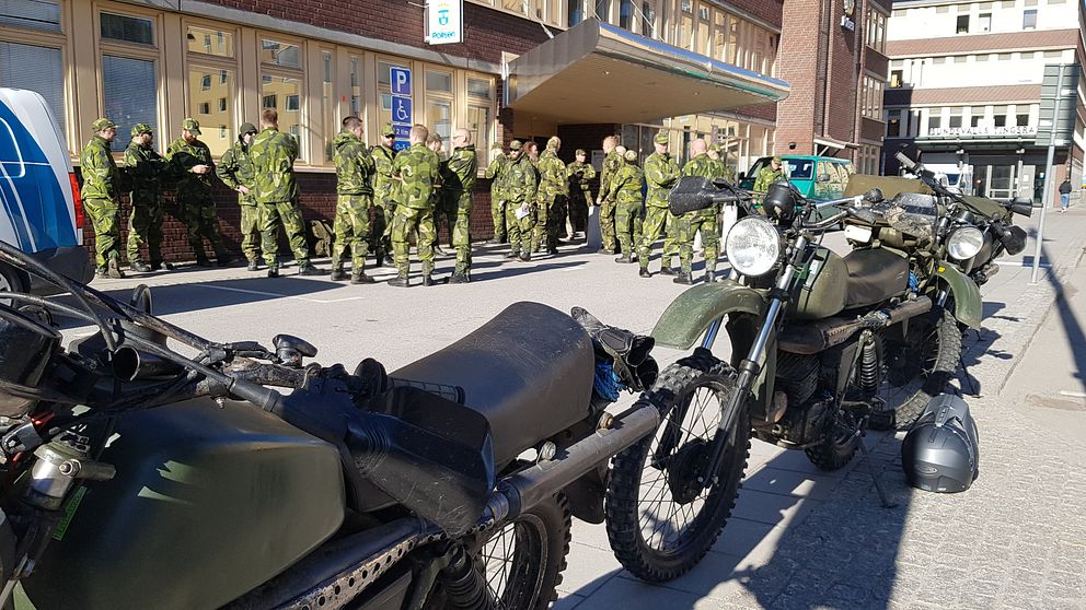 Militär personal samlas vid polishuset i Sundsvall