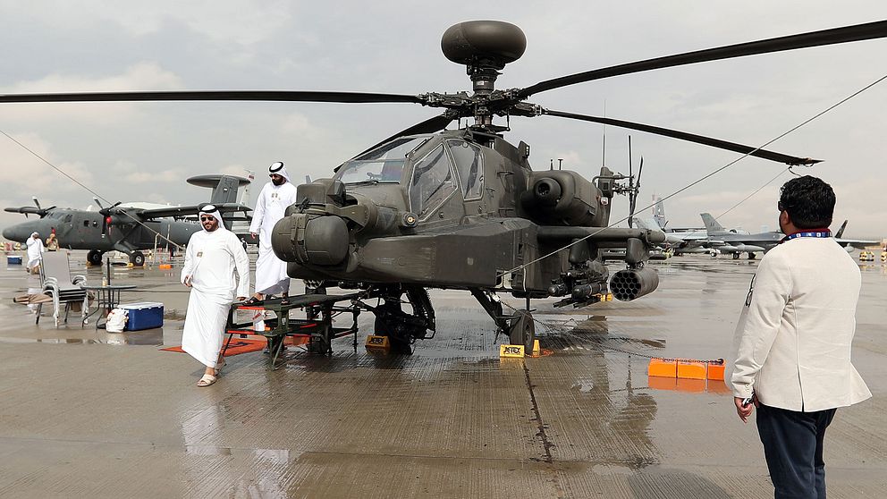 En amerikansk Apache helikopter visas på Dubai Airshow i Förenade Arabameriraten den 20 november 2019.