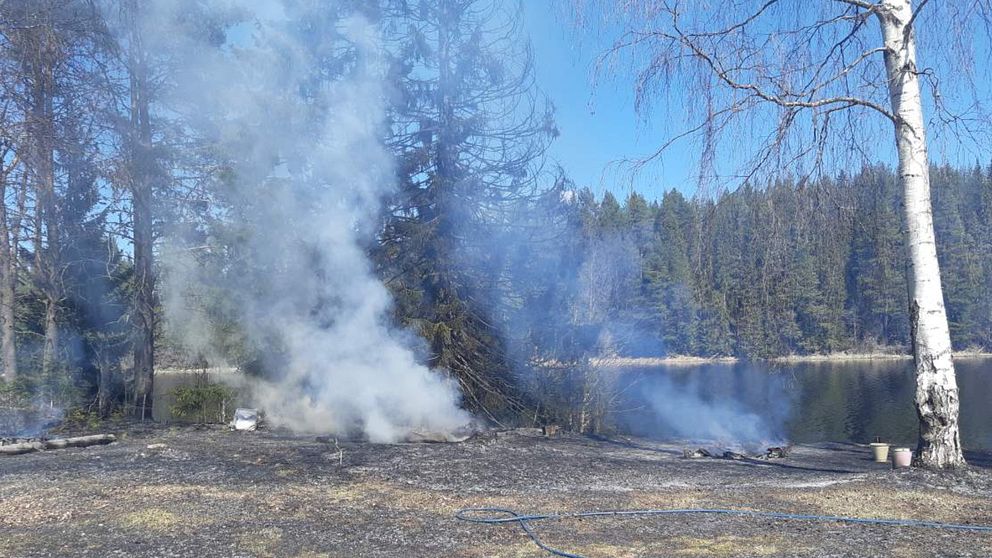 Ett skjul, brygga och en båt brandskadades efter en gräsbrand i Sörmoflo, Ångermanland.