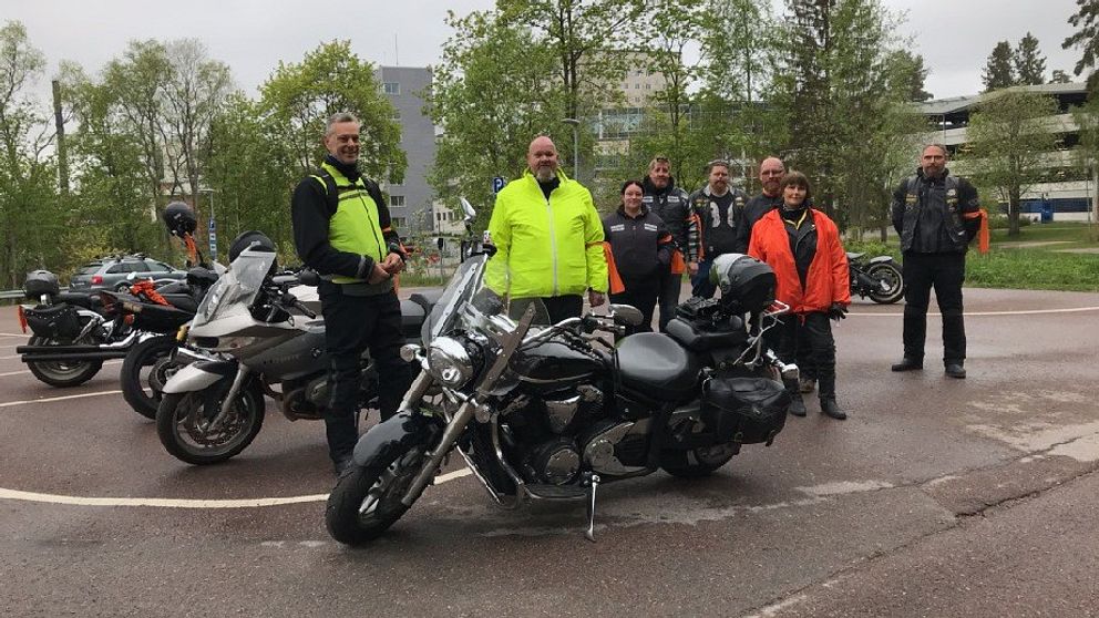 Motorcyklister i Falun som manifesterade mot kvinnovåld genom en kortege.