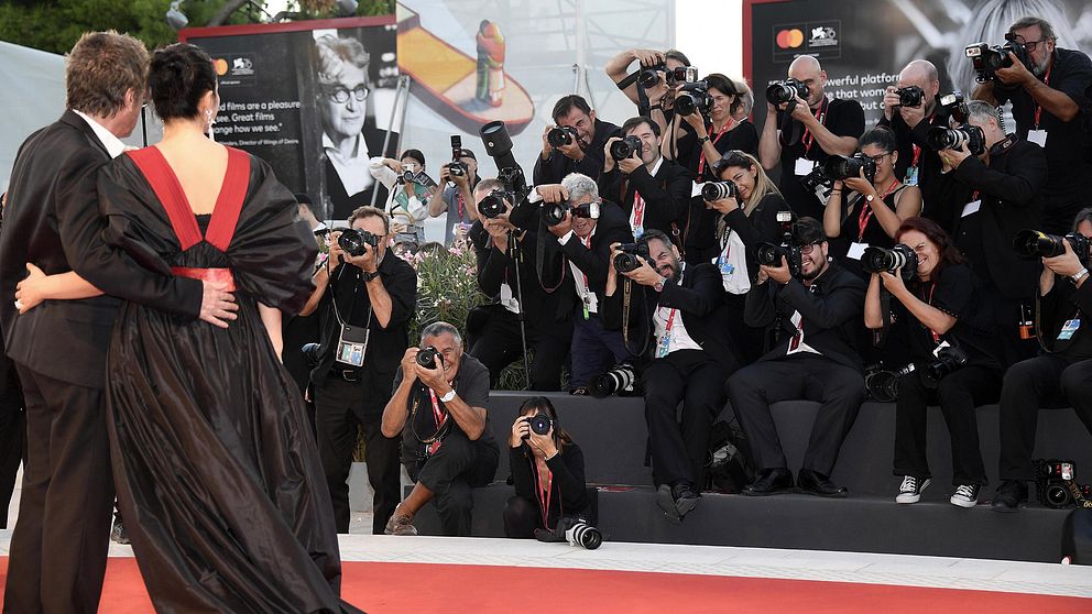 Fotografer fotar skådespelare som går på röda mattan under Filmfestivalen i Venedig 2019.