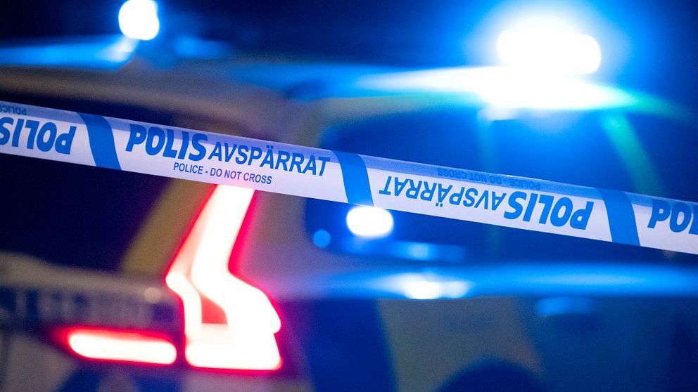 Människohandel och grovt koppleri utreds efter en insats mot en adress på Östermalm i Stockholm. Arkivbild på polisbil.