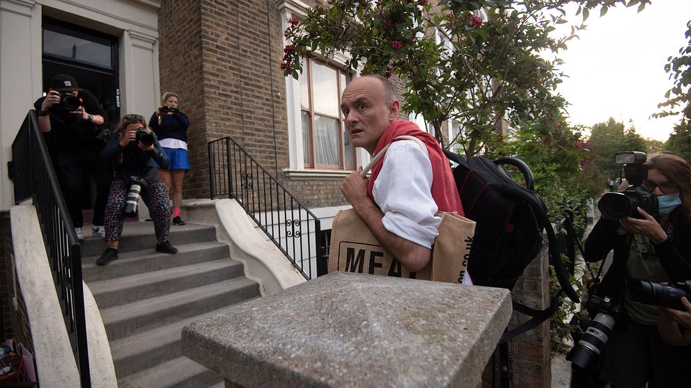 Douglas Ross, Storbritanniens biträdande Skottlandsminister, avgår i protest mot att kollegan Dominic Cummings brutit mot landets virusrestriktioner. Cummings utanför sitt hem i London.