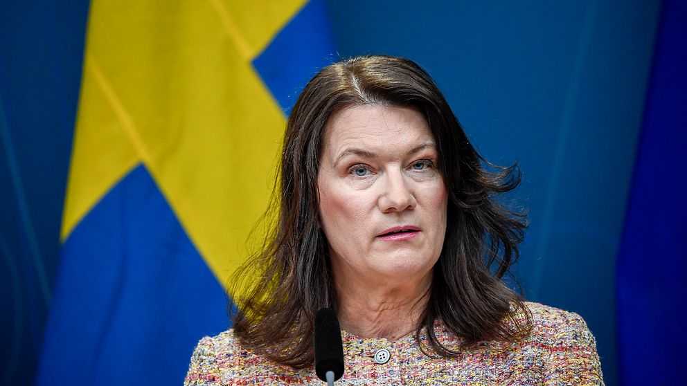 Ann Linde står framför svenska flaggan under en presskonferens.