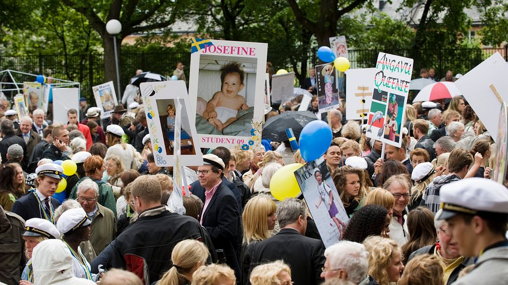 Studentplakat omringat av en massa människor