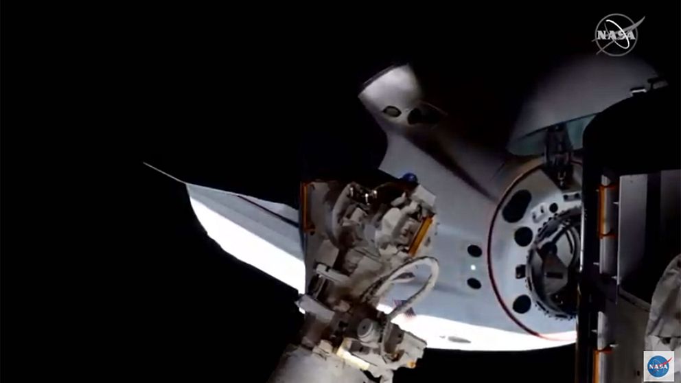 Här dockar Space X-kapseln Crew Dragon med rymdstationen ISS.