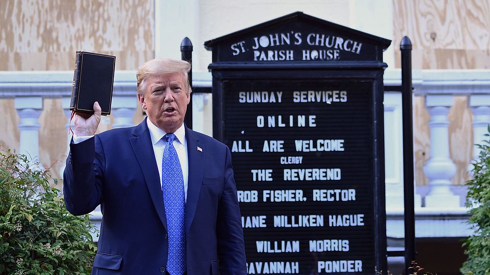 Efter presskonferensen gick Donald Trump till fots från Vita Huset till en kyrka i närheten som brandskadades under protesterna natten innan. Där höll han upp en bibel framför fotograferna.