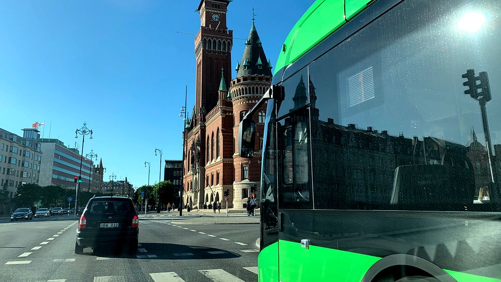 En buss som kör förbi rådhuset i Helsingborg.