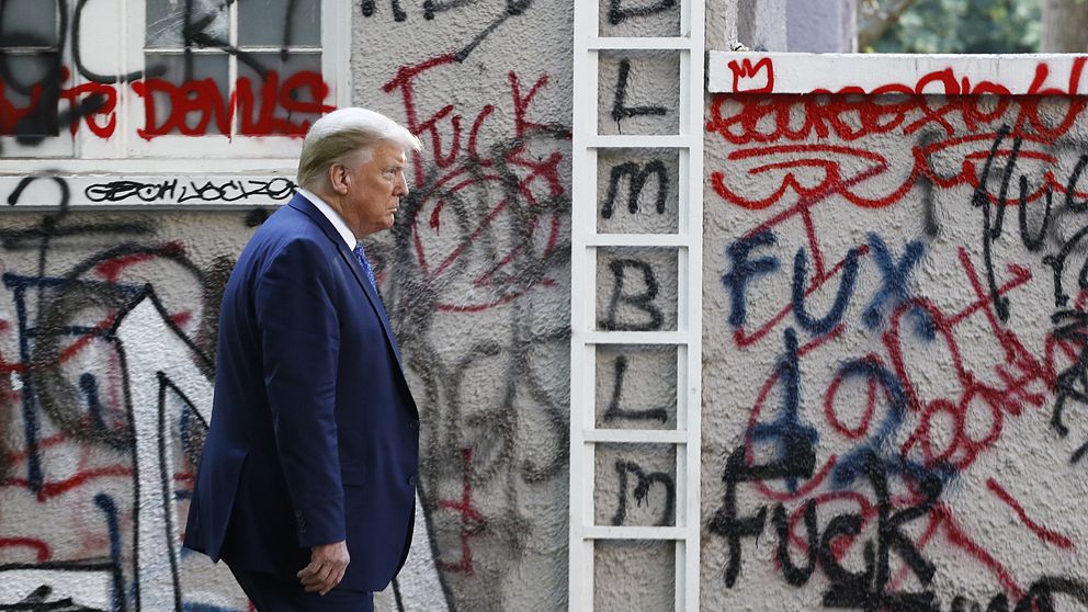 Donald Trump under sin kritiserade promenad från Vita Huset till St. John's Church i måndags.