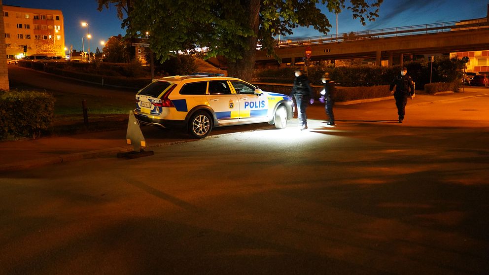 Polisen spärrade av ett område utanför en fastighet i Alvesta under natten.