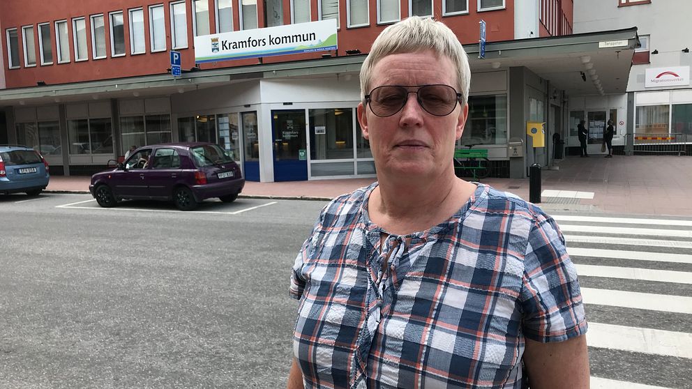 medelålders kvinna fotad vid gatan utanför kommunkontoret Kramfors
