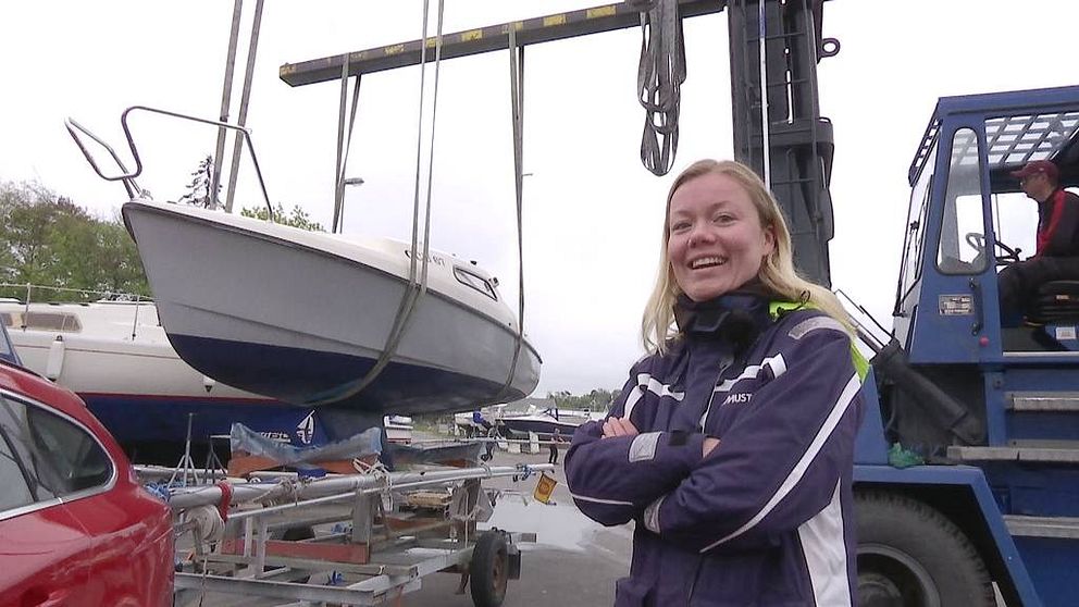 Helga Söderström sjösätter sin första segelbåt, en stortriss MK2.