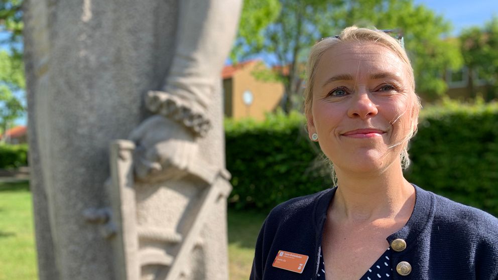 Anette Lilja som är rektor på Tycho Braheskolan i Helsingborg står framför en staty av Tycho Brahe.