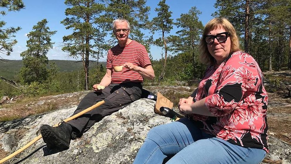 Vandringsguiden Bengt Wallin och kommunalrådet Malin Svanholm (S)