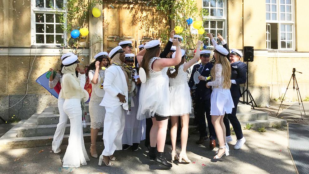 En avgångsklass på Staffangymnasiet firar studenten i en klunga i samband med utspringet.