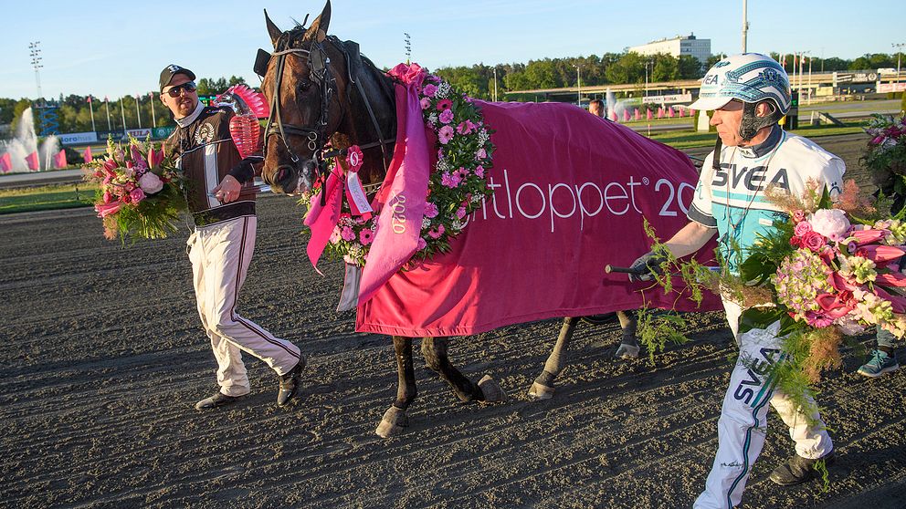 Propulsion med tränaren Daniel Redén (till vänster) och kusken Örjan Kihlström efter vinsten i Elitloppet på Solvalla i söndags kväll.