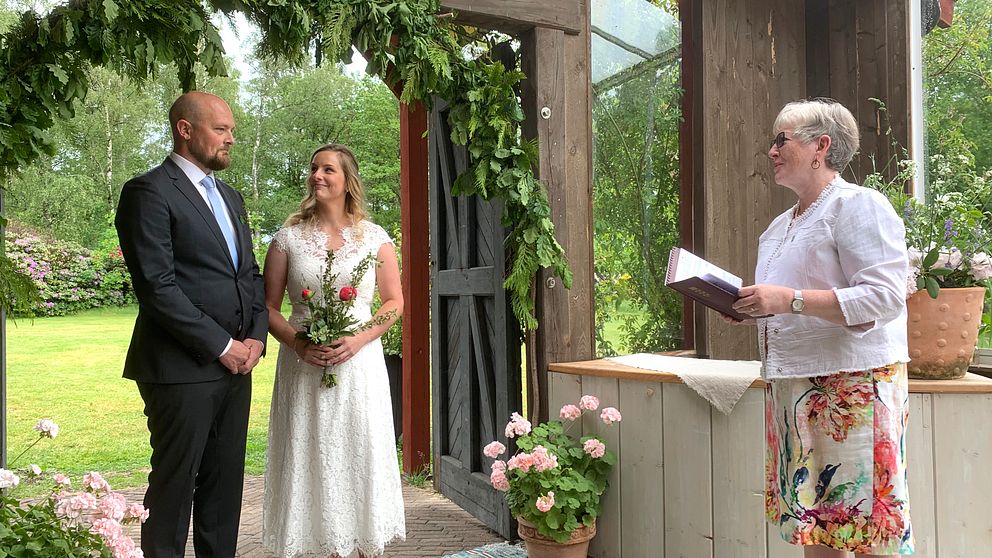 Tobias Hansson och Emma Johansson bestämde sig två veckor innan de åkte till värdshuset för att gifta sig.