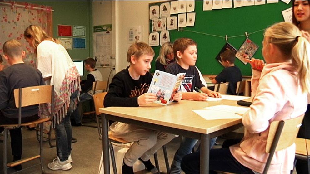 Eleverna på Frösakullskolan upprörs efter att en flyktingpojke tvingats sluta i klassen.