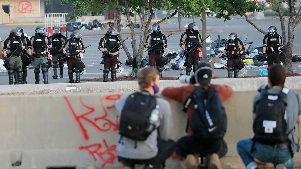 Arkivbild. Fotografer och polis i  Minneapolis den 31 maj 2020 under demonstationer på grund av  afroamerikanen George Floyds död efter polisingripande knappt en vecka tidigare.