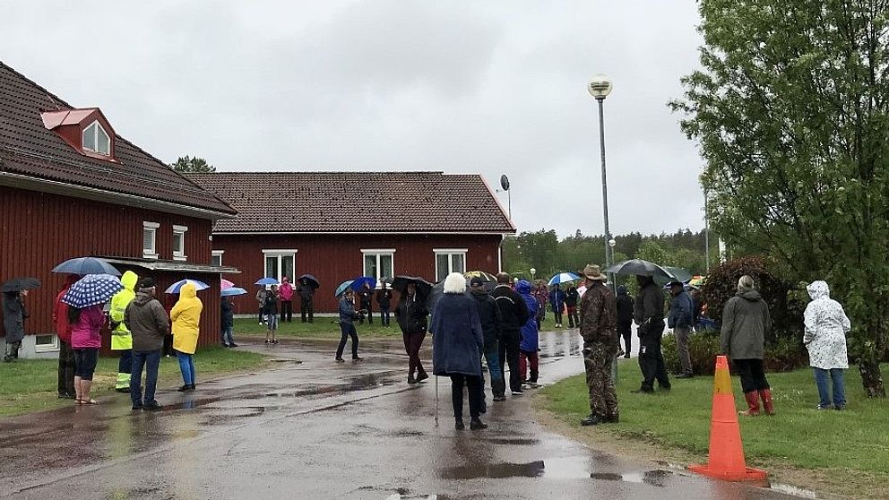 Den politiska oppositionen manifesterade utanför Finnskogahemmet idag.
