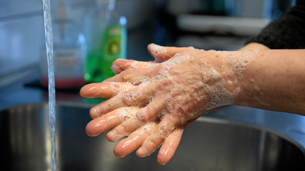 Person som tvättar händerna med tvål.